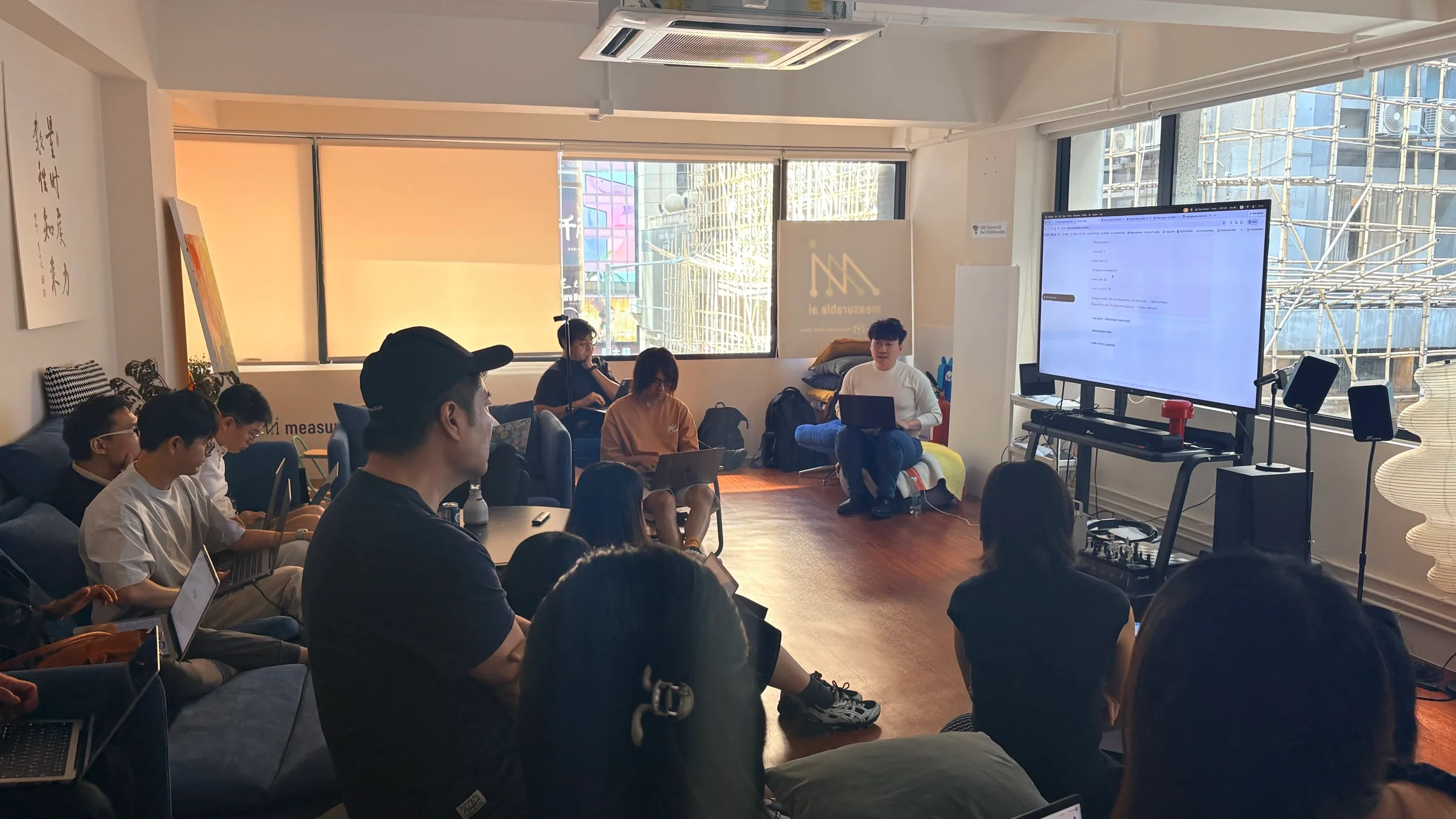 OpenDesign 香港工作坊现场，参与者围着电脑一起创作。
