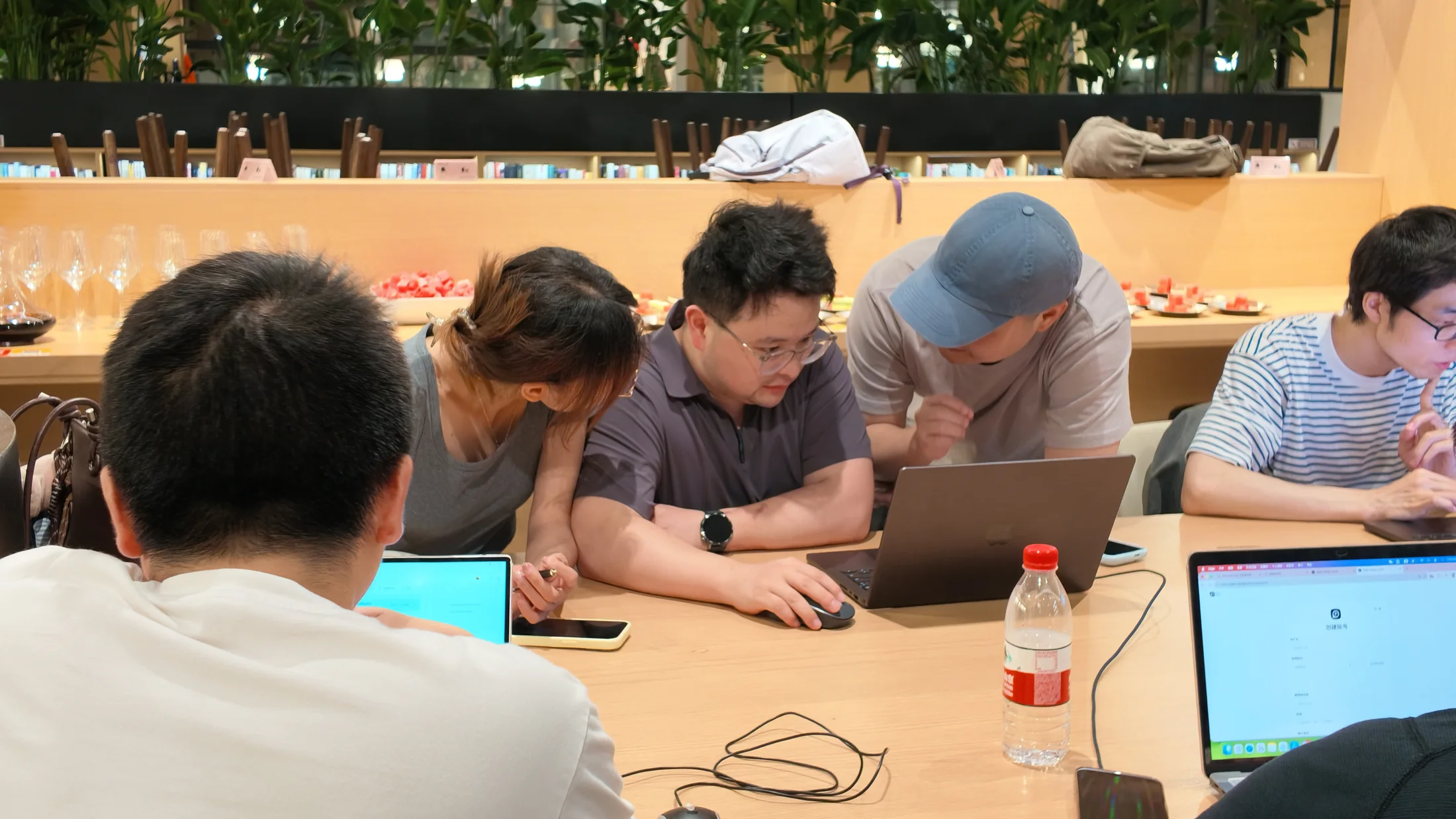 参与者在 OpenDesign 上海研讨会上比较工作并互相帮助。