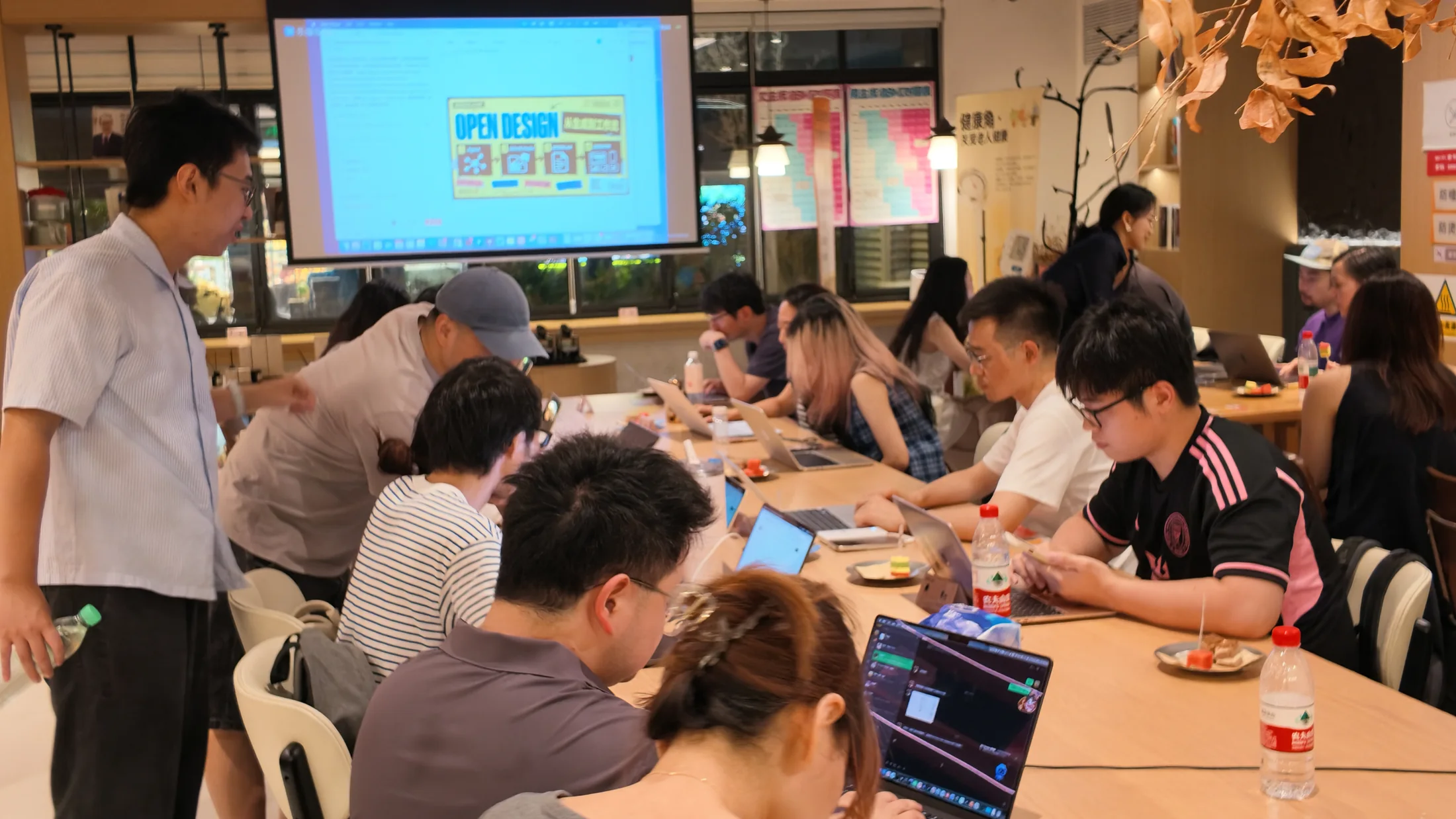 上海研讨会期间，参与者正在学习分步人工智能PPT教程。